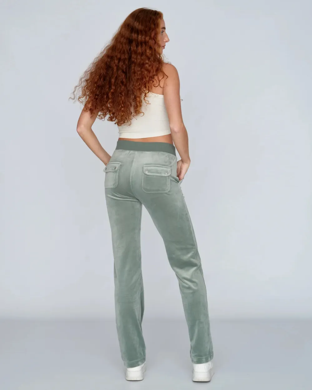 (Lånade bilder) Säljer mina gröna juicy byxor pga att de inte kommer till användning längre då jag har två andra färger. Storlek S men passar M också. Perfekt längd för mig som är 165.  Nypris: 1100kr. Jeans & Byxor.