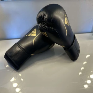 Boxningshandskar - Perfekta boxningshandkar för nybörjare, använda fåtal gånger då de inte kommit till användning, 10 oz. Helt rena och inga skråmor eller brister. 