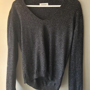 Glittrig Rodebjer topp  - Super snygg glittrig topp från Rodebjer!! Perfekt till fest eller fin middag🥂 Har använts fåtalet gånger så inga defekter. 