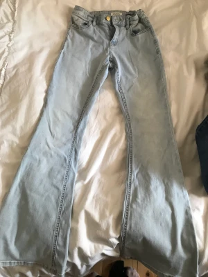 Ljusblåa stretchjeans  - Säljer mina sparsamt använda jeans.Sköna, stretchiga utan fläckar och slitage