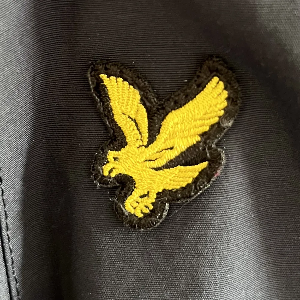 Lyle & Scott Jacka i nyskick   Perfekt windbreaker som även tål lite vatten! . Jackor.