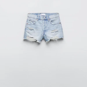 Säljer fina shorts från zara💓 - Jag säljer dessa shortsen ifrån zara eftersom att dem var för små för mig! Dem är helt oanvända så därför säljer jag för ny pris💓💓