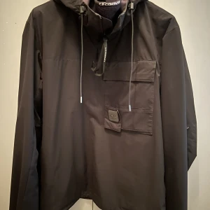 CP Company Jacka - CP Company Jacka i nyskick. Storlek Small. Inköpt på Johnells. Unik modell, säljs inte längre. Pris kan diskuteras. Hör av er ni har frågor eller vill ha fler bilder :) 