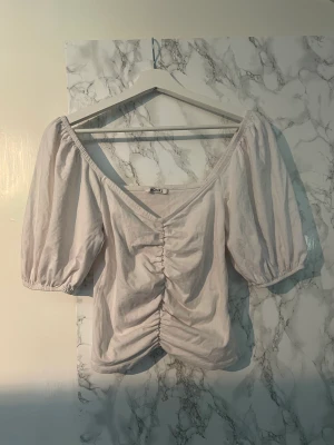 Oanvänd söt topp🤍 - En oanvänd och jättefin tröja med puff-armar som tyvärr inte kommit till användning🤍