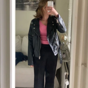 Skinnjacka  - En jättefin skinnjacka i ÄKTA skinn. Men rött siden tyg på insidan som en fin detalj. Jag säljer den då den är för stor för mig som vanligtvis är en S. Jag skulle säga att jackan passar för M och en mindre L beroende på hur man vill ha den. Lägg ett bud💕