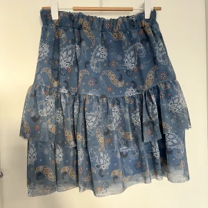 Kjol - Fin kjol med så gulligt mönster, perfekt till sommarn🌸🦋