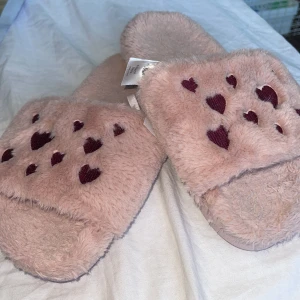 Rosa hjärt tofflor - Rosa tofflor med hjärtan på sig. 