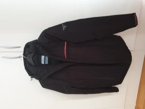 Prada jacka vintage  - Köpte den 2019 för 22.000kr den har gått upp i värde oxå eftersom det är en vintage moddel som inte säljs längre pga att det är deras gammla kollektion proset går inte att diskutera 
