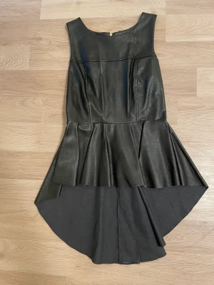 Topp i konstleder - Använd 1 gång Täcker rumpan