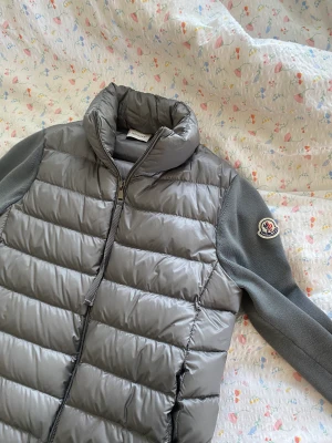 Intresse koll på min väldigt fina Moncler cardigan💓 - Köpt på NK i Göteborg, kvitto och allt finns kvar. Använd fåtal gånger och därför vill jag nu kolla om någon vill köpa som kommer använda den mer💓skriv om ni vill ha fler bilder? Köpt för 8000kr, kan säljas till ett bra pris. Storlek S