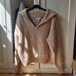 Stickad tröja - Stickad tröja från TOPSHOP (köpt på asos) i storleken 34. Passformen är lite oversize, så passar även 36. Säljer då jag förmodligen skulle ha köpt en större storlek. Inte stickig alls🥰