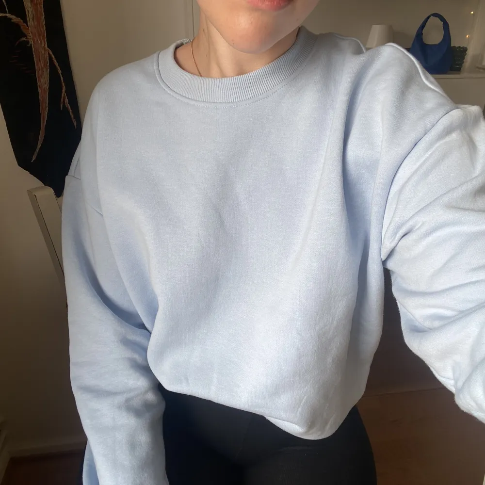 Blå sweatshirt i mjukt material. Relativt använd, finns mindre områden där noppror finns (se sista bilden) 💙. Tröjor & Koftor.