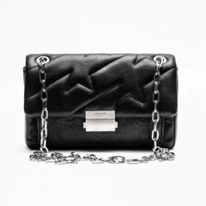 Zadig väska nyskick - Säljer min fina zadig väska. Modellen heter ziggy mat och är från SS19 kollektionen och går ej att få tag på längre. Den är precis som ny och dustbag finns. Säljer bara för att jag har för många väskor som inte används. Ordinarie pris 498$ (5000 kr) ⚡️⚡️