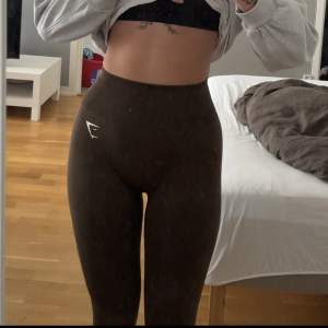 Säljer Gymshark leggings jag köpt för ca en månad sedan, ej blivit använda  mer än något enstaka tillfälle.  Super sköna & snygg brun färg, sitter väldigt charmigt dessutom.  Nypris 549kr, köpare står för frakt!  KAN TÄNKA MIG SÄNKA VID SNABB AFFÄR!