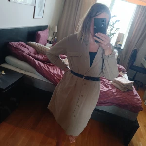 Skjortklänning  - Skjortklänning i storlek M. Jag är vanligtvis en small, hade denna då jag var gravid, därför kommer den inte längre till användning ☺️ två fickor framtill samt att det finns en knapp vid ärmarna så det går att vika upp dom. Sparsamt använd så i fint skick!