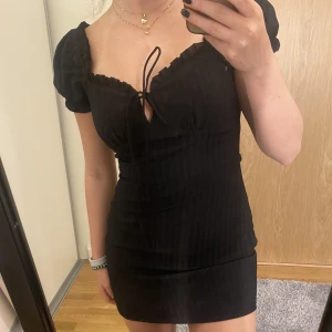 Svart sommarklänning - Säljer min söta klänning då jag inte använder den. Den är i storlek S och ändast använd fåtal gånger. Det är ett litet hål över dragkedjan men de är inget man tänker på eller som inte kan fixas med nål💕