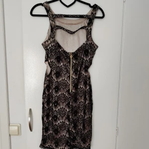 Klänning  - Oanvänd klänning till salu, stl S, passar en 34/36. 