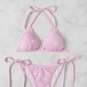 Bikini - Jätte fin bikini från shein. Bikini toppen var tyvärr för stor för mig. Därför säljer jag bikinin. Aldrig använd och helt ny. 