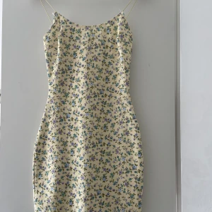 Sommarklänning - Superfin sommarklänning från Nelly som passar perfekt till midsommar eller bara till stranden!!🌸klänningen är i toppen skick då den aldrig används