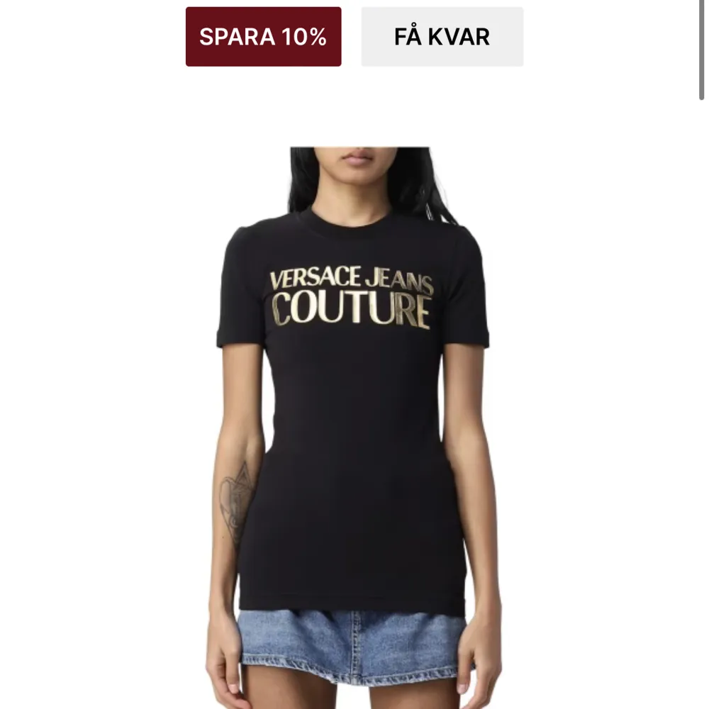 Säljer denna äkta T-shirt från versace då den inte kommer till användning längre. Den är i väldigt bra skick då jag endast använt den ett par gånger !!Nypris ligger på 1300 och jag säljer den för 400. . T-shirts.