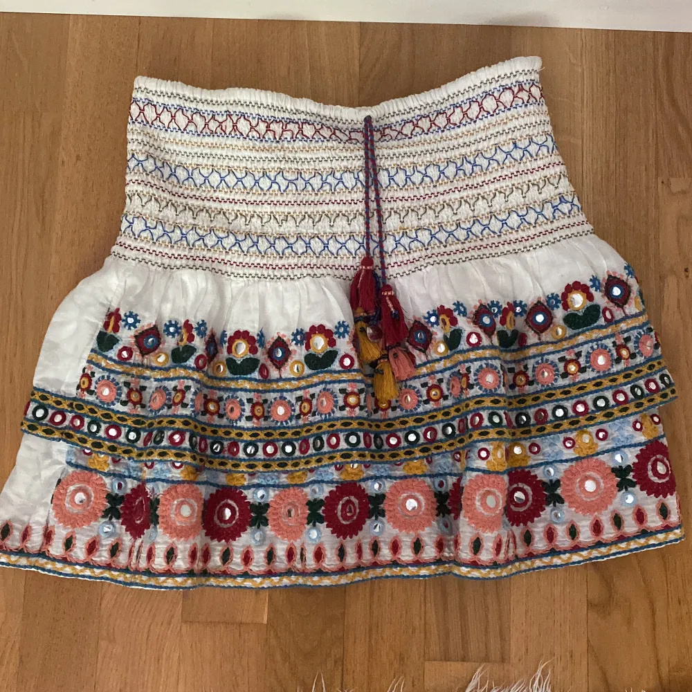 Säljer denna trändiga och efterfrågade kjol. Köptes förra sommaren men kom inte till användning så ofta. Frakt ingår inte men kan mötas upp i Stockholm. Priset kan diskuteras.. Kjolar.