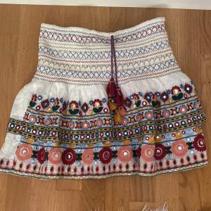 Säljer denna trändiga och efterfrågade kjol. Köptes förra sommaren men kom inte till användning så ofta. Frakt ingår inte men kan mötas upp i Stockholm. Priset kan diskuteras.