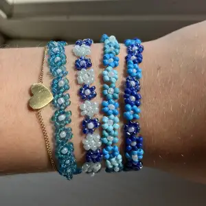 Sommriga mamma Mia inspirerade armband med Grekland känsla! 45 kr st! + 15 st +kr frakt som billigast! Vid köp av 5 eller fler= gratis frakt! 