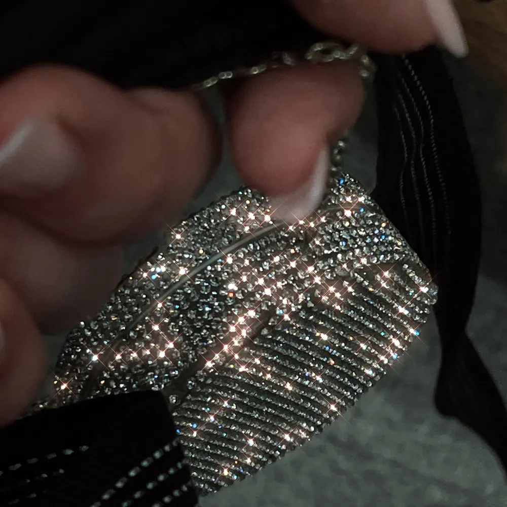 En glitter snusdosa med ringar för att fästa en kedja man kan ta av och på✨ @markdosaofficial. Väskor.