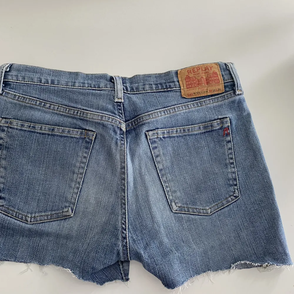 Säljer dessa lågmidjade replay jeans shorts då dem bliv ut för små för min smak!. Shorts.