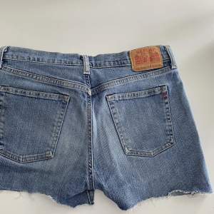 Säljer dessa lågmidjade replay jeans shorts då dem bliv ut för små för min smak!