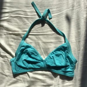 Turkos och svart bikinitopp - Turkos och svart bikinitopp🌟 skulle säga att den blå är en M och den svarta är L. Kräpps med ett knäppe i ryggen och knytning i nacken💗 skriv för fler frågor/bilder, en för 40kr, 2 för 60kr