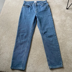 Grunt street loose mid blue jeans - Säljer ett par grunt street loose mid blue i storlek 27 (164). Säljes pga för små . 200:-