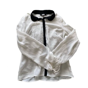 Blus - Superfin lätt transparent blus. Sparsamt använd 
