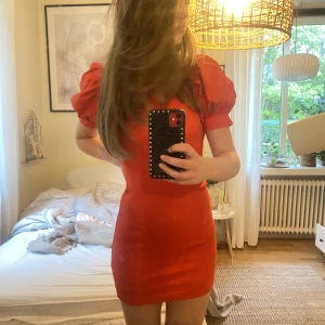 Klänning  - Säljer dena super fina kläning från zara som jag tyvärr inte fått tillfälle att använda så lappen är kvar och allt