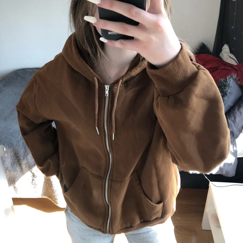 Säljer den här bruna, sköna  hoodien. Bra skick. Säljer då jag inte använder den längre😋. Hoodies.