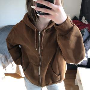 Säljer den här bruna, sköna  hoodien. Bra skick. Säljer då jag inte använder den längre😋