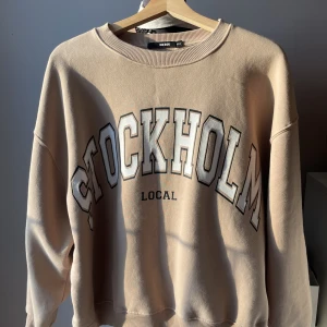 Söt tröja!  - Beige fin hoodie med tryck från Bik Bok i storlek xs/x!  Lite oversized och mycket väl omhändertagen! Säjer pga att den inte används!