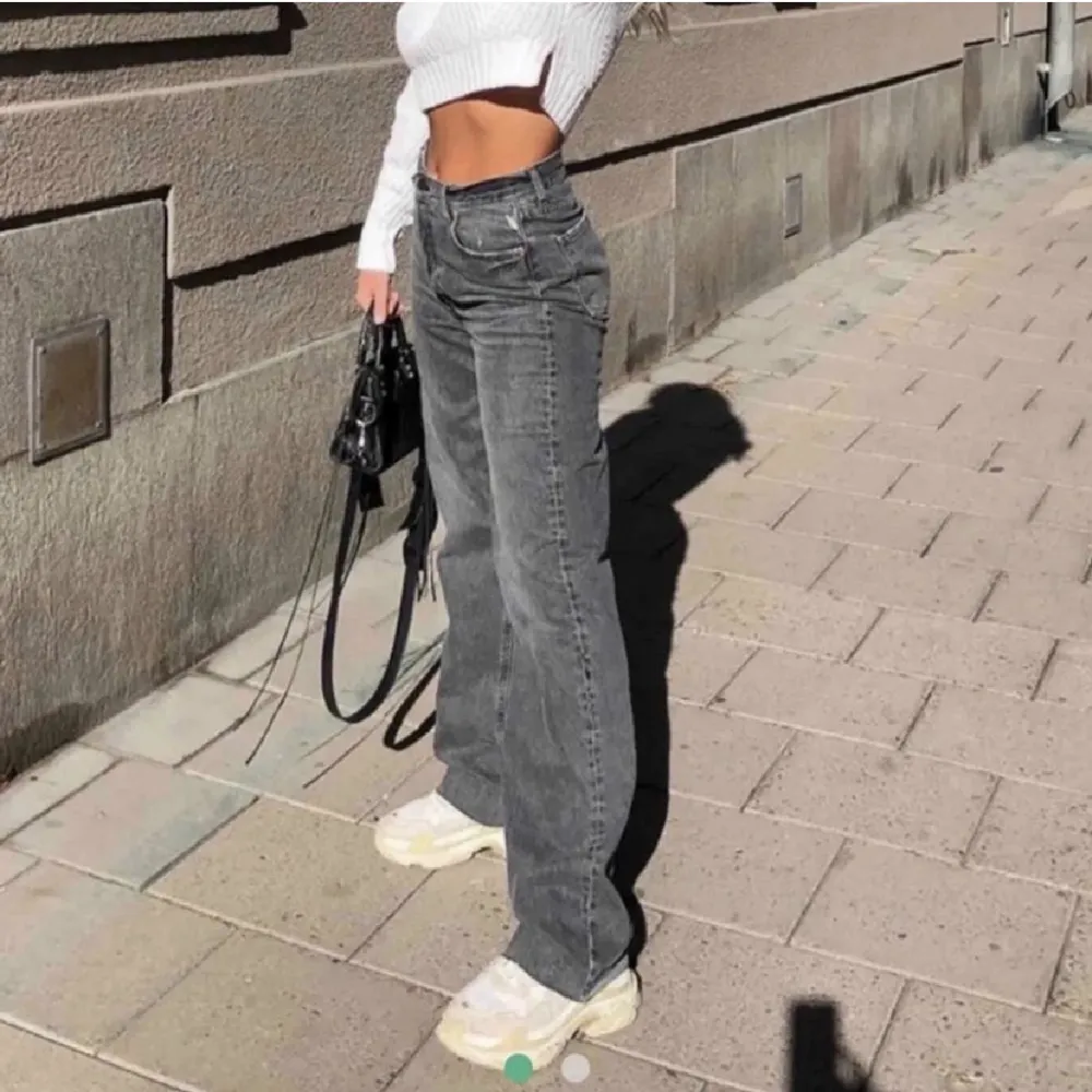 Skitsnygga raka jeans från Zara. Fraktkostnad kan tillkomma. . Jeans & Byxor.