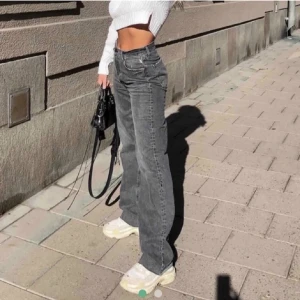 Straight leg jeans  - Skitsnygga raka jeans från Zara. Fraktkostnad kan tillkomma. 