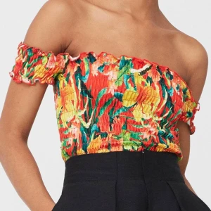 Off Shoulder Top Mango - Super söt blommigt mönstrad off-shoulder topp med resår och volangdetaljer från Mango🥭 Storlek S. Aldrig använd/ nyskick!✨  