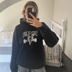 Thrasher hoodie - Thrasher hoodie med get tryck på och i väldigt bra skick, sparsamt använd💓unisex så passar både dam och herr, storlek S så sitter lite oversized på mig