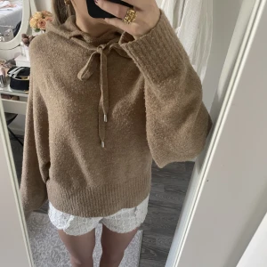 Stickad hoodie - Snygg stickad hoodie, lite mindre brun i verkligheten, köparen står för frakt 💕
