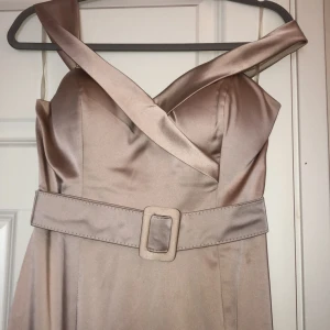 Balklänning  - Enkel och elegant med litet släp. Kemtvättad och endast använd 1 gång. Champagnefärg 