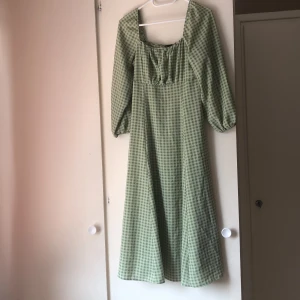 Klänning - Superfin grön-rutig sommar/vårkänning. Använd sparsamt, så den är i gott skick. Köpt från asos för omkring 350kr