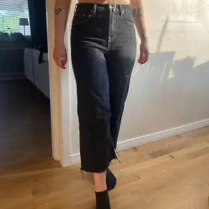 Zara jeans i en loose fit stil med vita sömmar. Storlek 36 och normal i storlek. 