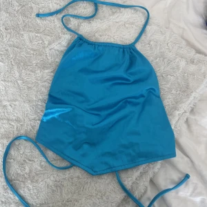 Festtopp - Superfin blå festtopp i satin från bershka i storlek s, passar även xs