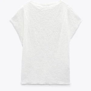 Vit zara topp💕 - Säljer denna tröja från zara då den inte passade mig. Endast testad!!💕💕