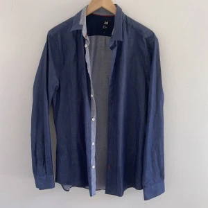 Mörkblå skjorta  - Icke använd, mörkblå skjorta 