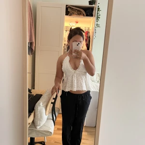 Sommar topp - Säljer denna jätte gulliga vita sommar topp då den tyvärr blivit för liten. Jätte sval och skön i helt okej skick, därav kan priset diskuteras. 💕