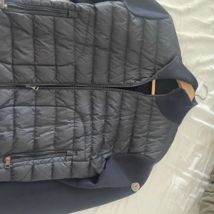 Moncler Cardigan - Säljer denna knappt använda moncler cardigan pga att den inte används något mer, skriv för fler bilder 💕  Storlek m 
